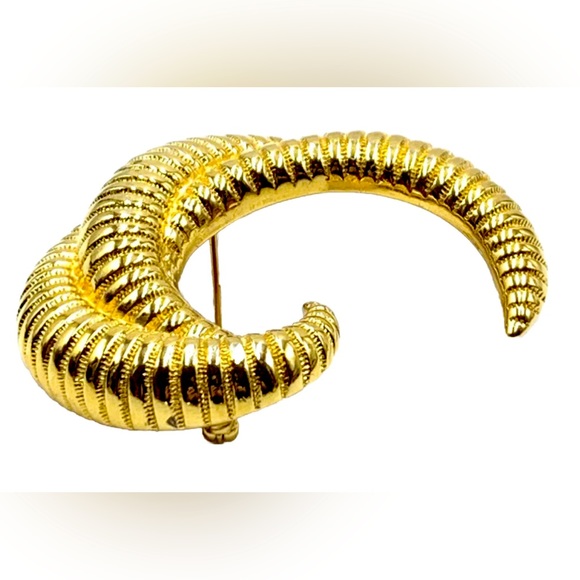 MONET Large Vintage Vintage Gold Tone Crescent Ribbed Textured Pin Brooch - Picture 4 of 8
